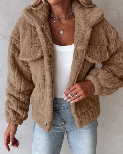 Dam Teddyjacka – Oversized Passform – Fluffig Textur – Knäppning – Bröstfickor