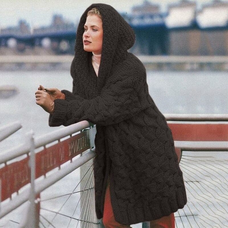 Damkofta lång – Oversize passform – Mjuk stickning – Kabelstickad – Huva öppet fram