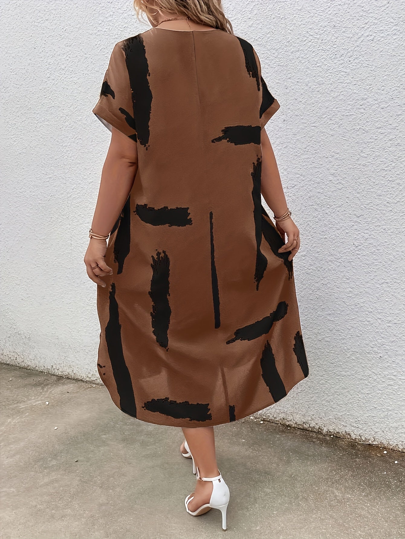 Damklänning - V-ringad Midi - Lös Passform - Kort Ärmslut - Modern Mönstrad Design