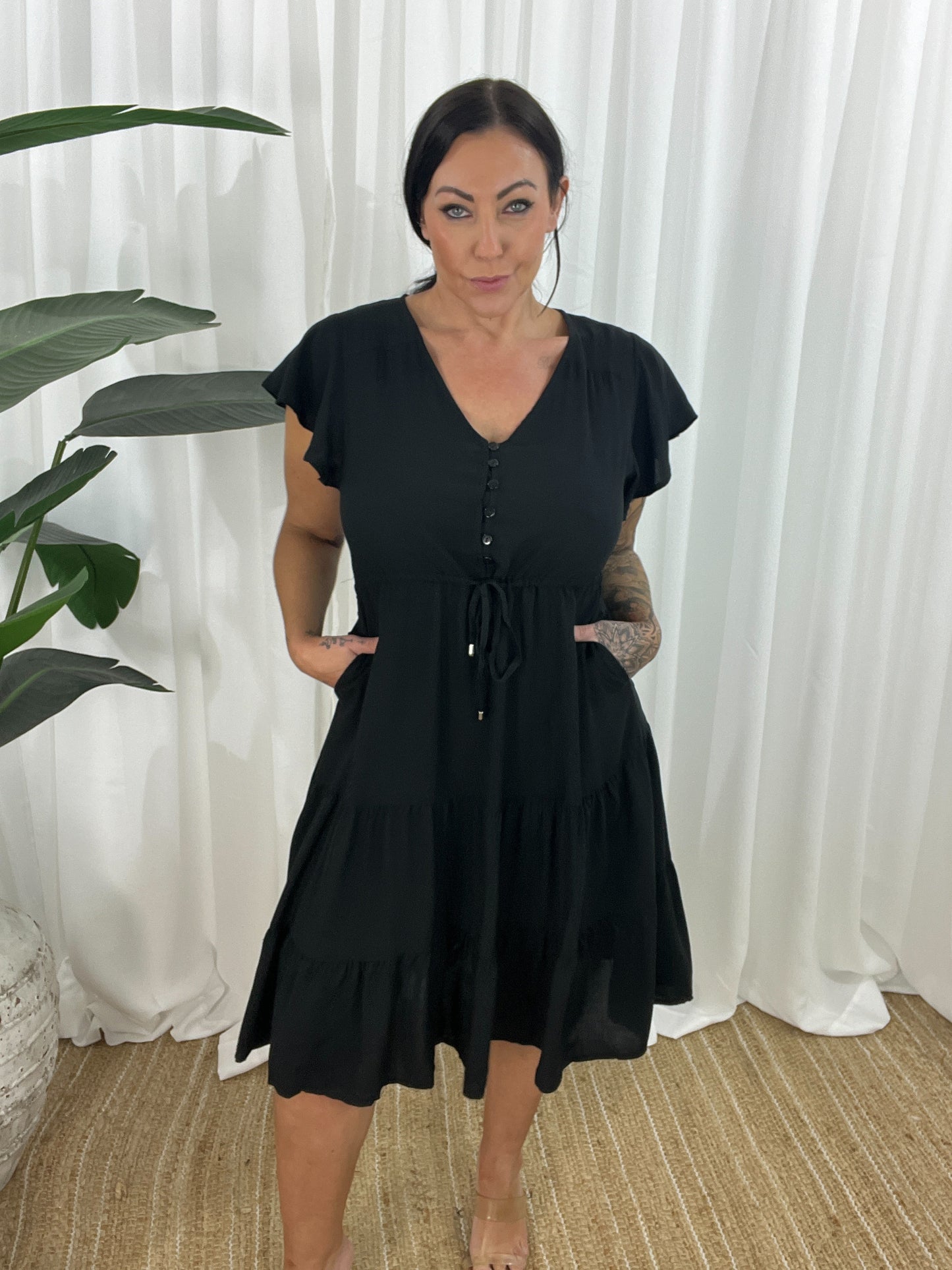 Damklänning - V-ringning - Korta Fjärilsärmar - Knappdetaljer - Justerbar Midja - Volangkjol