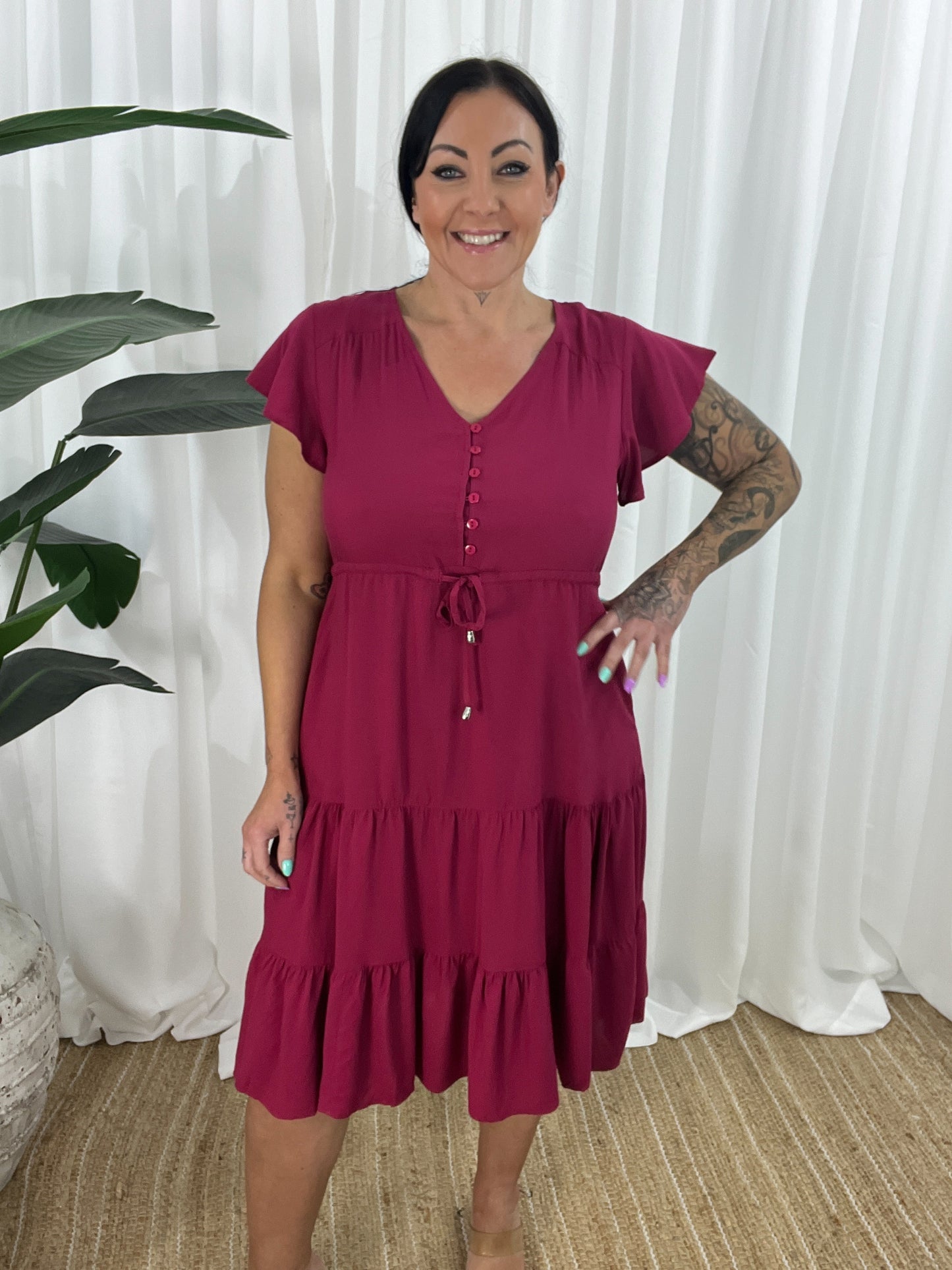 Damklänning - V-ringning - Korta Fjärilsärmar - Knappdetaljer - Justerbar Midja - Volangkjol