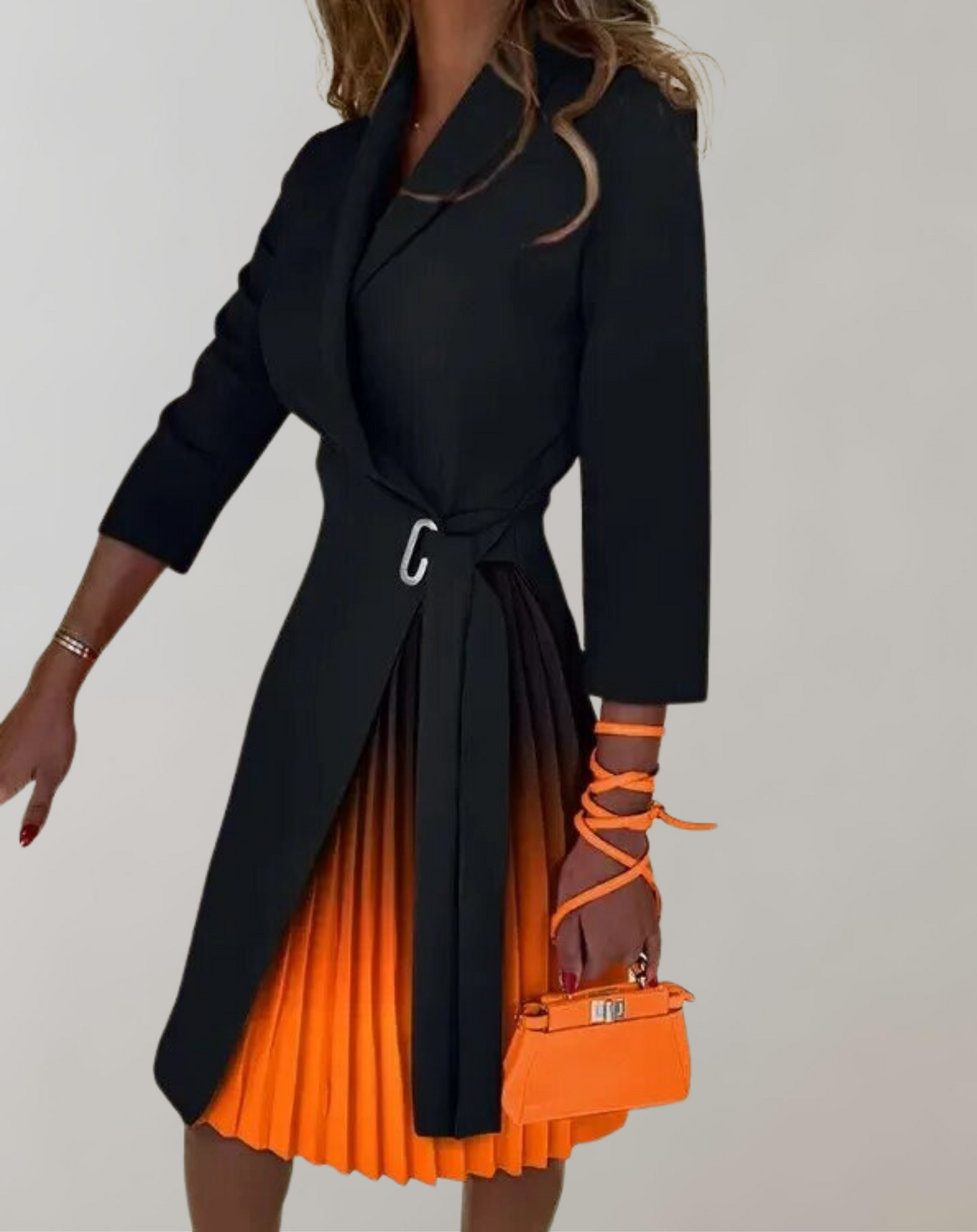 Damklänning midi – Skräddad passform – Plisserad kjol – Notchad hals – Midjebälte