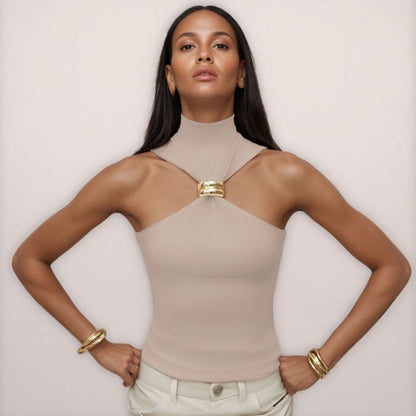 Damlinne – Smickrande Slim Fit – Halterneck med Metallring – Mjuk Stickad Kvalitet