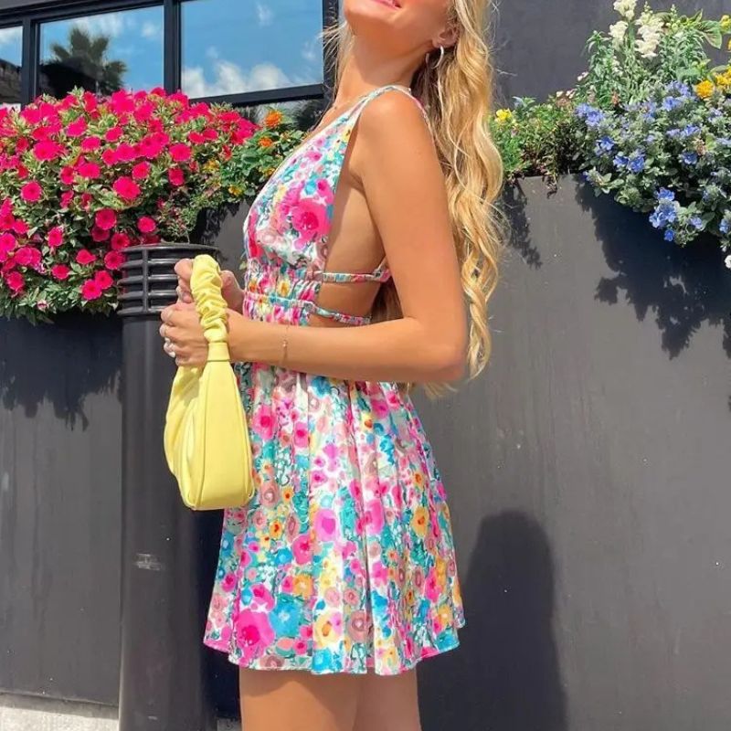 Damklänning - Ärmlös - V-ringning - Figursydd midja - Utsvängd kjol - Lätt material