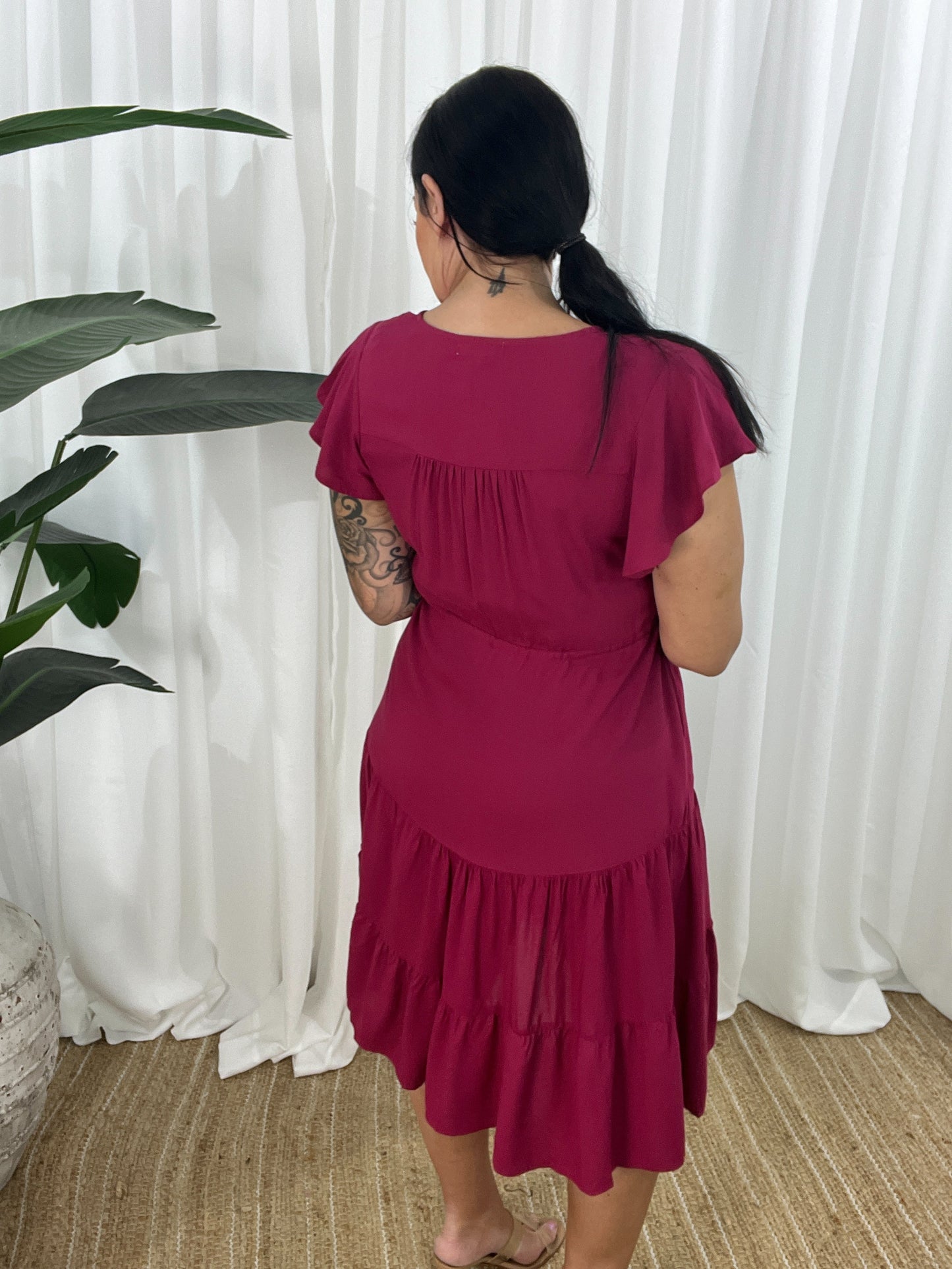 Damklänning - V-ringning - Korta Fjärilsärmar - Knappdetaljer - Justerbar Midja - Volangkjol