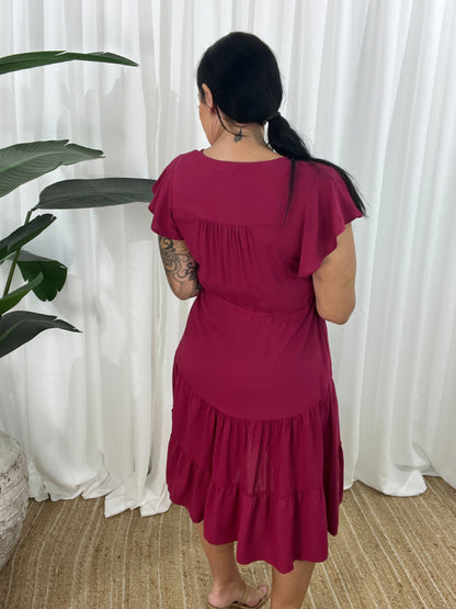 Damklänning - V-ringning - Korta Fjärilsärmar - Knappdetaljer - Justerbar Midja - Volangkjol