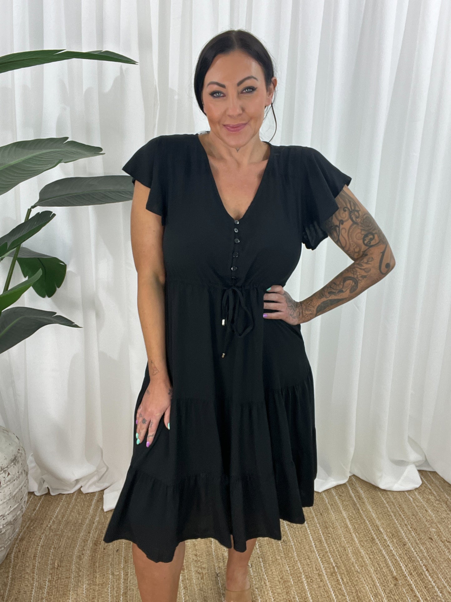 Damklänning - V-ringning - Korta Fjärilsärmar - Knappdetaljer - Justerbar Midja - Volangkjol