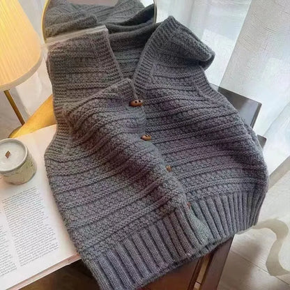 Stickad väst för kvinnor - Knappar framtill - Avslappnad lager-på-lager-modell - Ärmlös design