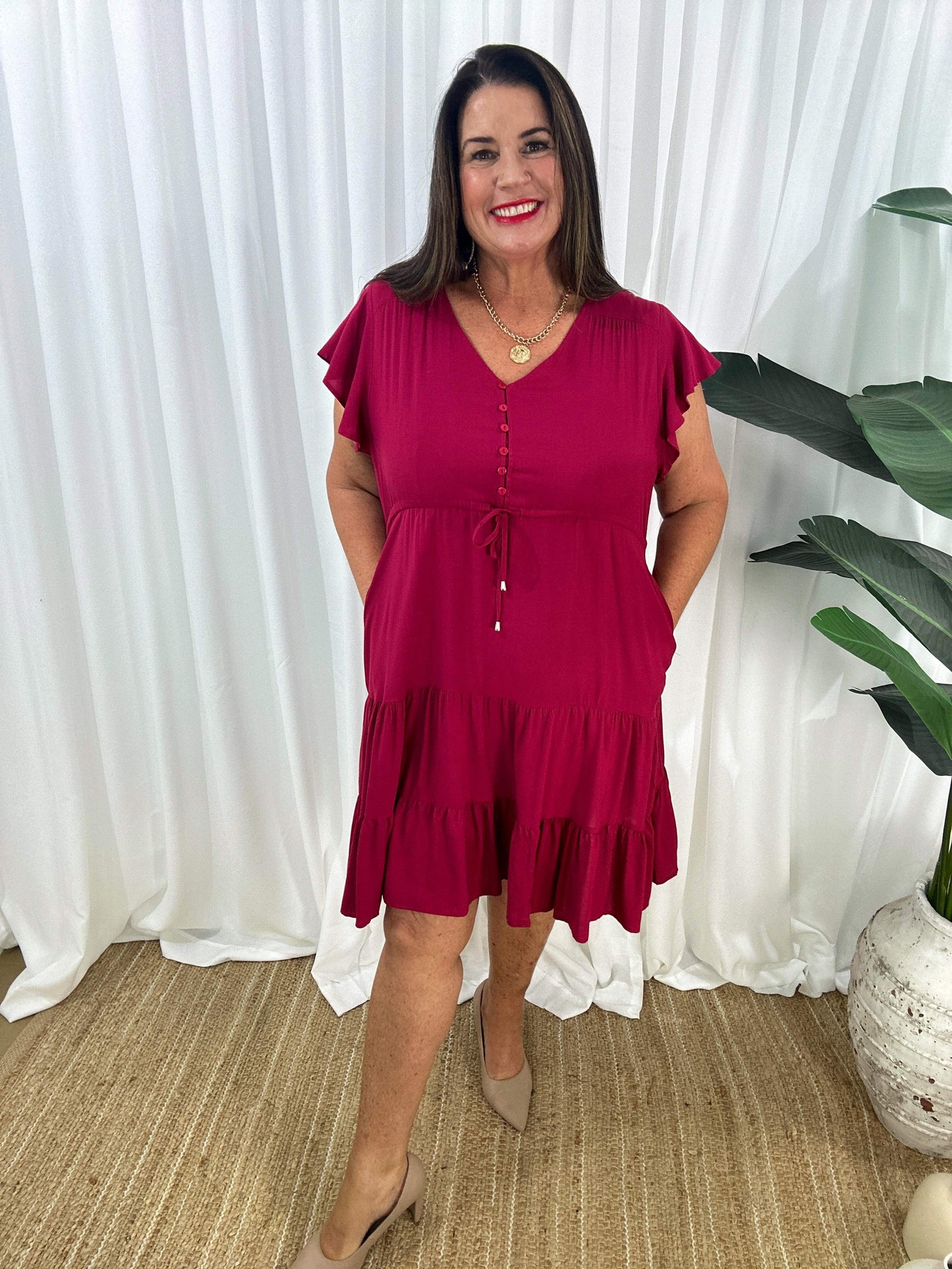 Damklänning - V-ringning - Korta Fjärilsärmar - Knappdetaljer - Justerbar Midja - Volangkjol