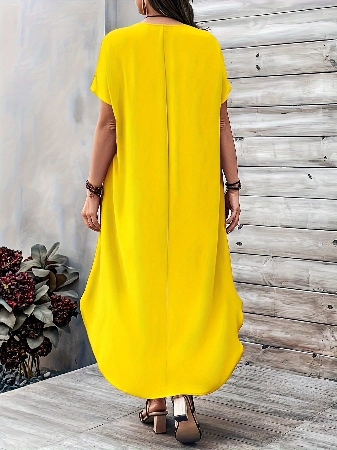 Damklänning - Lös Passform - V-ringning - Korta Ärmar - Asymmetrisk Fåll