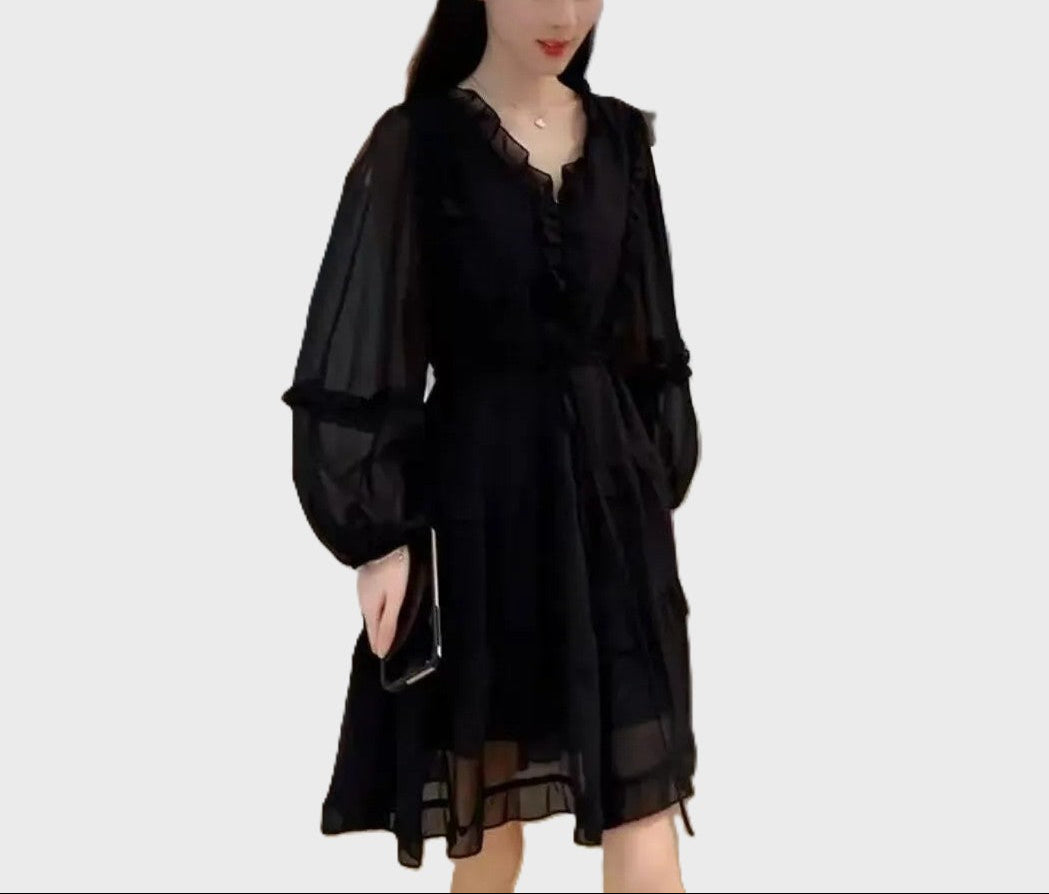 Elegant svart damklänning - V-ringad - Volangkant - Långa ärmar