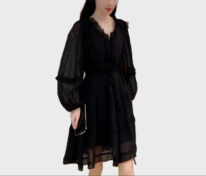 Elegant svart damklänning - V-ringad - Volangkant - Långa ärmar