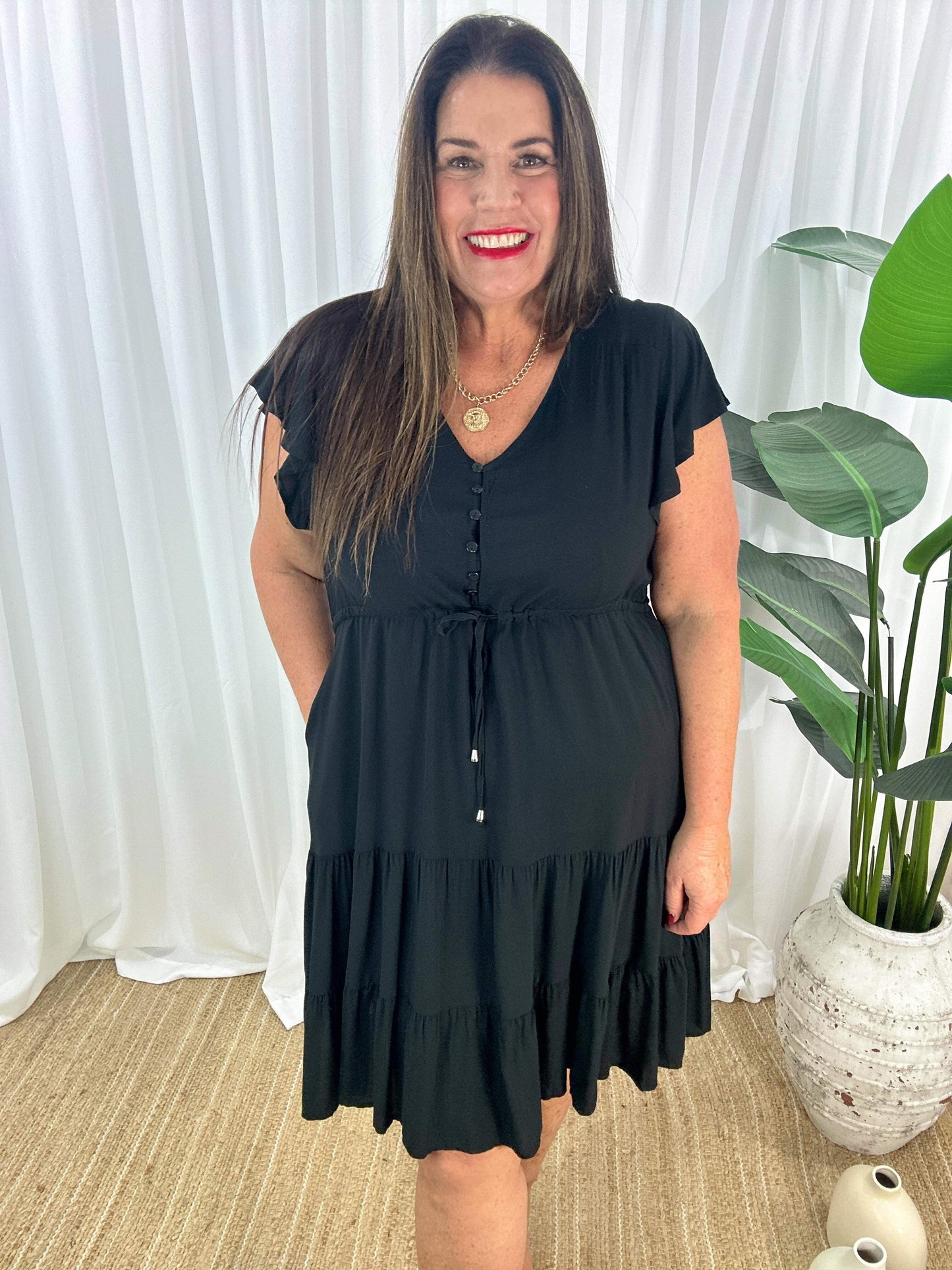 Damklänning - V-ringning - Korta Fjärilsärmar - Knappdetaljer - Justerbar Midja - Volangkjol