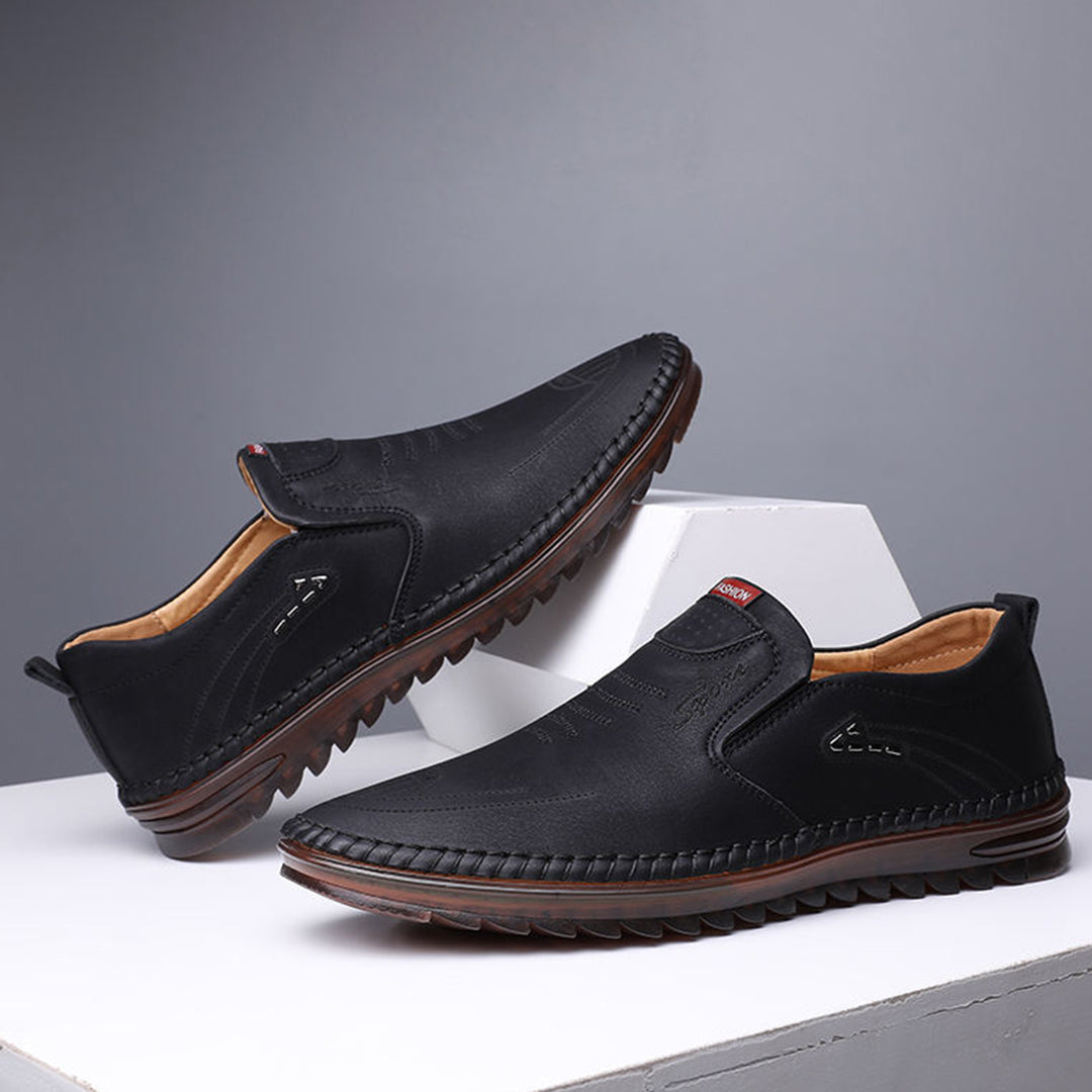 Herrloafers – Slip-on design – Mjuk textur – Dekorsömmar – Lättviktssula