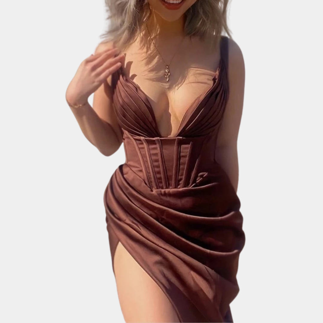 Damklänning – Figurnära Passform – Djup V-ringning – Draperad Kjol – Hög Slits