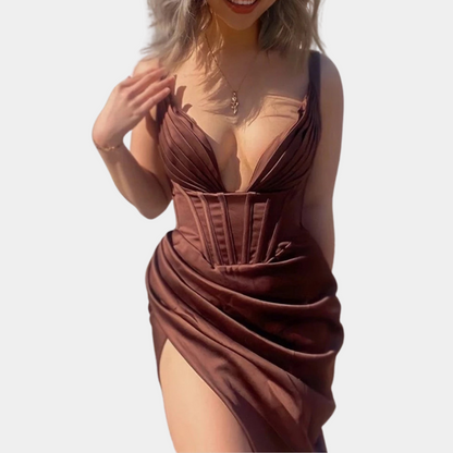 Damklänning – Figurnära Passform – Djup V-ringning – Draperad Kjol – Hög Slits
