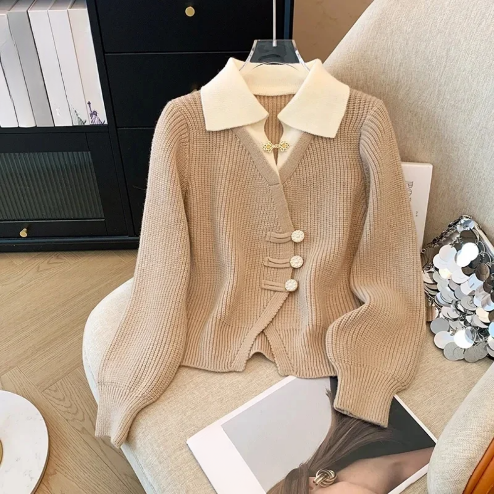 Damkofta – Stickad Ullmix – Avslappnad Passform – Lagerlook med Dekorknappar & Brosch