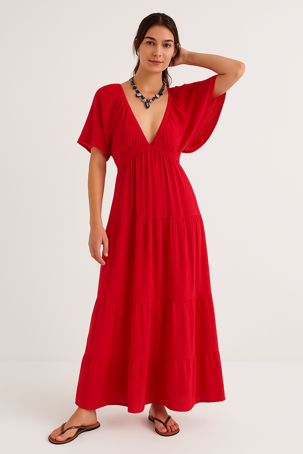 Damklänning maxi – Lös passform – Djup V-ringning – Öppen rygg – Hög slits – Lätt tyg