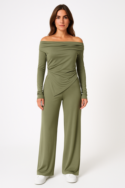 Damset i stickat tyg – Off-shoulder topp med asymmetrisk fåll – Vida byxor