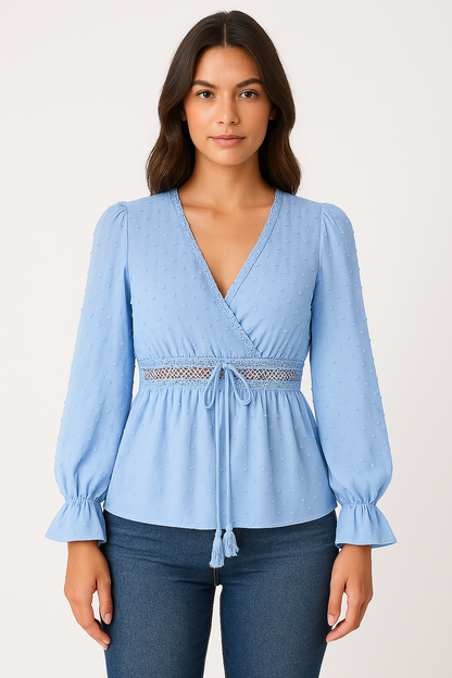 Damtop med V-ringning – Lång puffärm – Knytmidja – Spetsdetalj – Lös passform