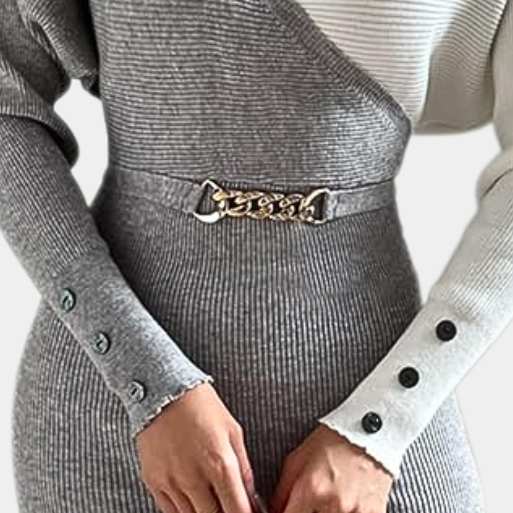 Damstickad Klänning - Ribbad Design - V-ringning - Långärmad med Knappdetaljer - Figurnära Passform