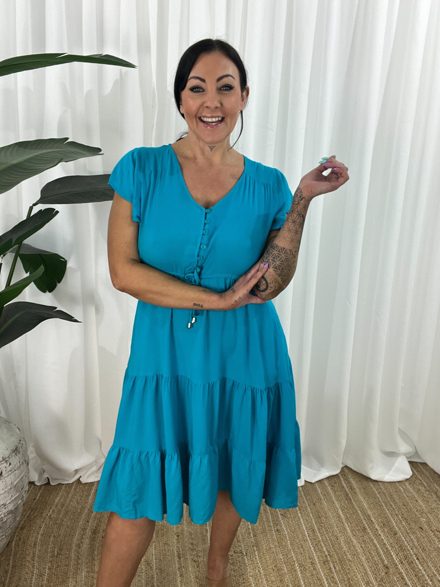 Damklänning - V-ringning - Korta Fjärilsärmar - Knappdetaljer - Justerbar Midja - Volangkjol