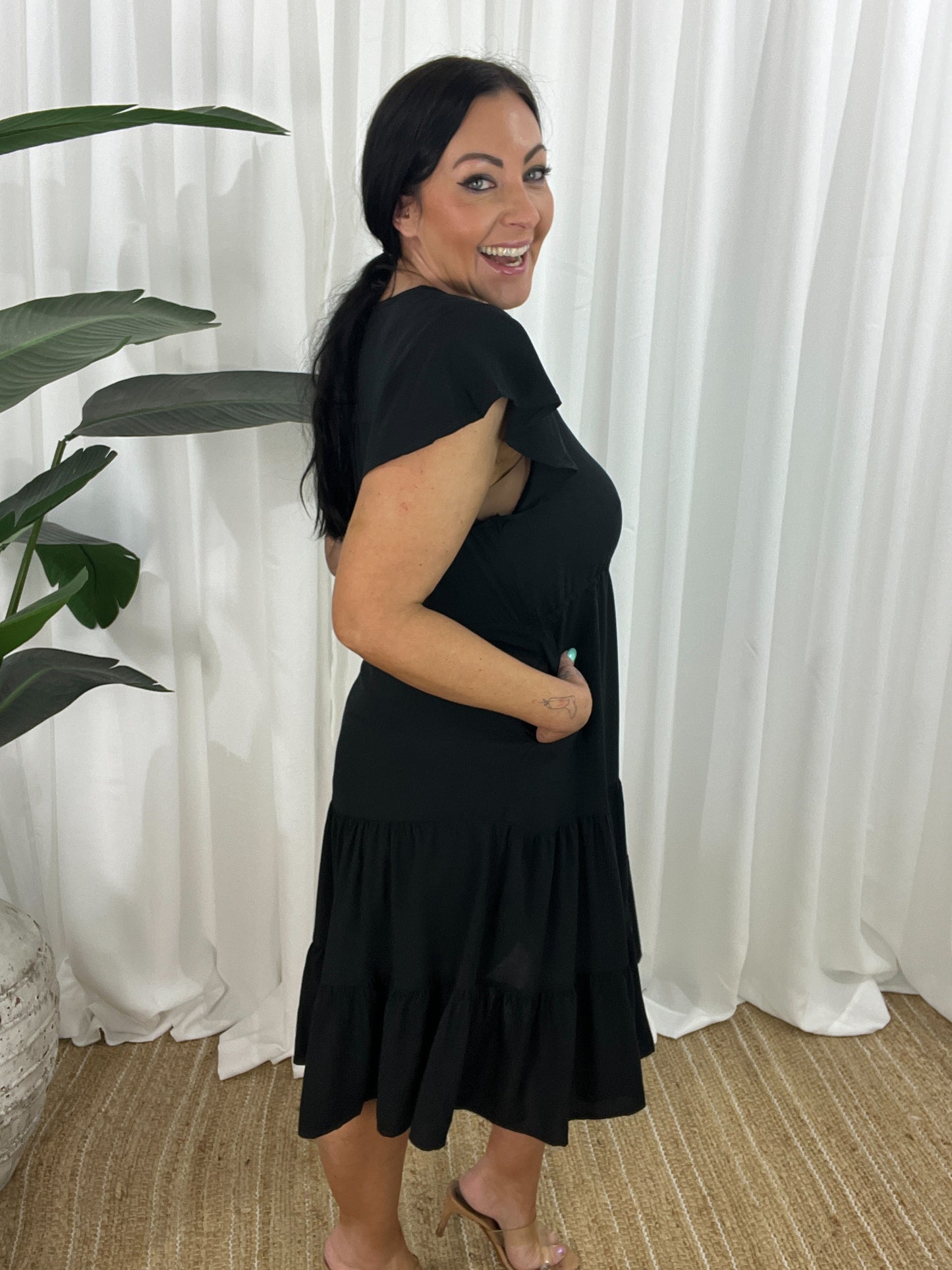 Damklänning - V-ringning - Korta Fjärilsärmar - Knappdetaljer - Justerbar Midja - Volangkjol