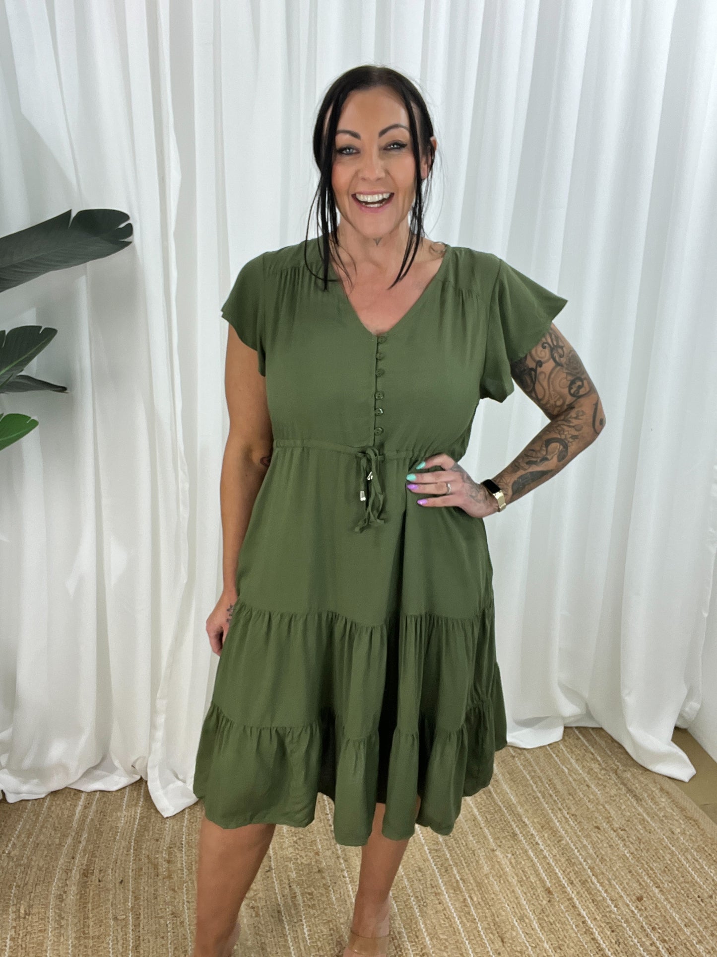 Damklänning - V-ringning - Korta Fjärilsärmar - Knappdetaljer - Justerbar Midja - Volangkjol