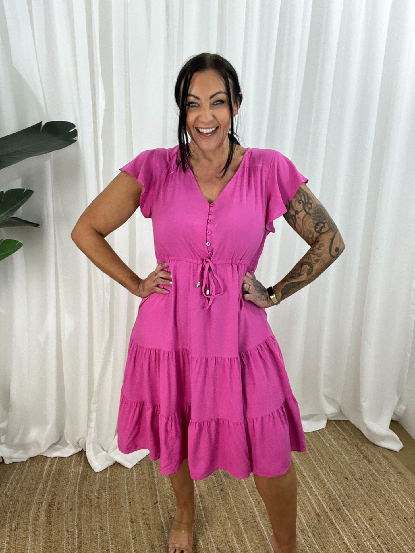 Damklänning - V-ringning - Korta Fjärilsärmar - Knappdetaljer - Justerbar Midja - Volangkjol