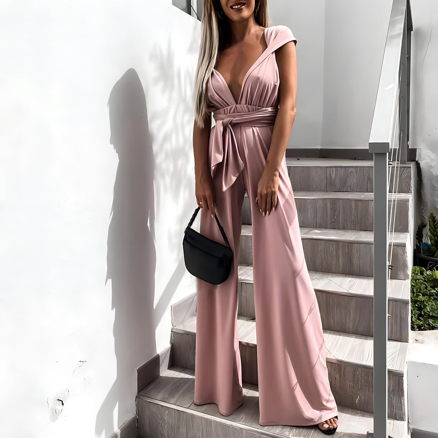 Dam Jumpsuit – Ärmös – Djup V-ringning – Vida Ben – Justerbar Midja – Luftigt Tyg