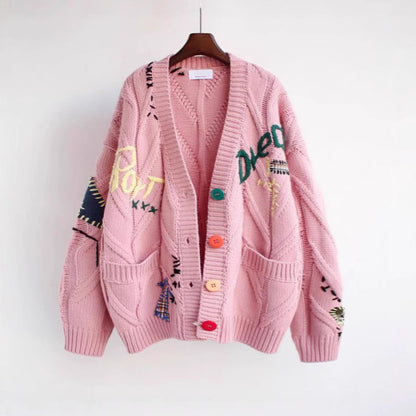 Damkofta – Chunky Stickad – Oversize Passform – Broderi – Fickor – Färgglada Knappar