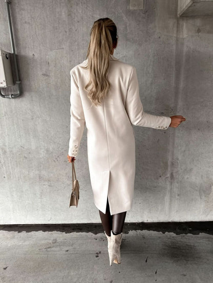 Kvinna Kappa - Dubbelsidiga Knappdetaljer - Skräddarsydd Passform - Knälång Elegant Design