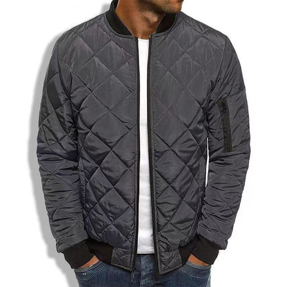 Herrjacka quiltad – Regular fit – Diamantmönster – Ribbstickad kant – Ärmficka med dragkedja