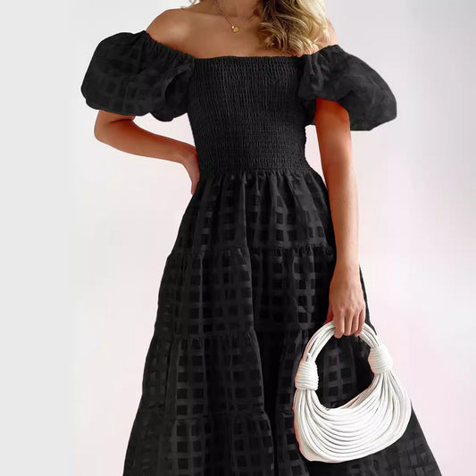 Dam Maxi Klänning – Off Shoulder – Puffärmar – Smockad Midja – Skiktad Kjol