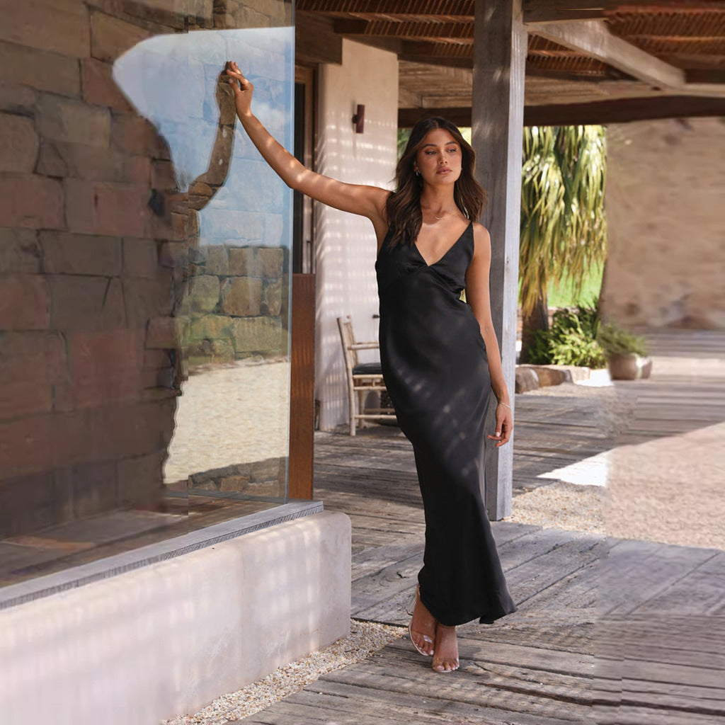 Damklänning – Satinkänsla – Smickrande Smal Passform – V-ringad – Ärm lös – Öppen Rygg – Slits