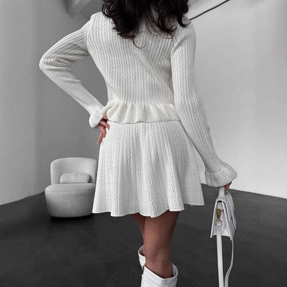 Damset i stickat – V-ringad topp med knappar – Utsvängd minikjol – Mjuk ribbad struktur