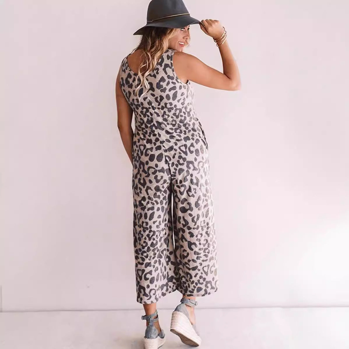 Dam Jumpsuit – Ärmös – Lös Passform – V-ringning – Croppade Vida Ben – Leopardmönstrad