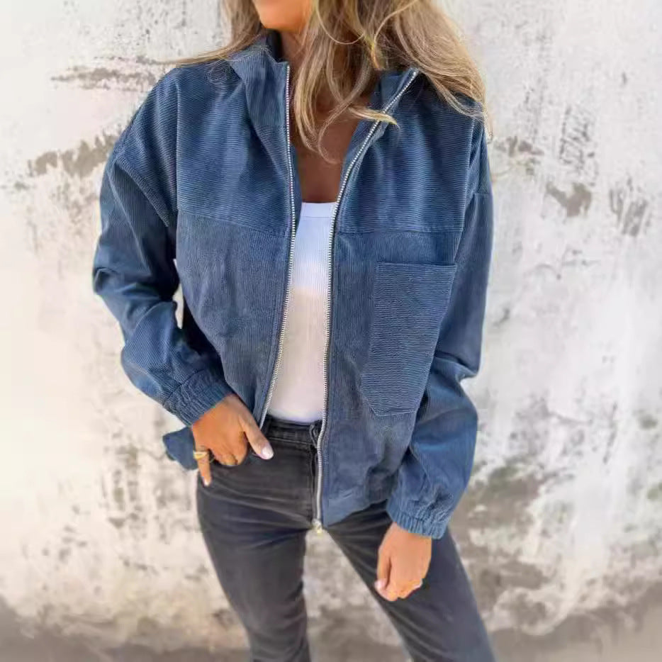 Damjacka med luva – Avslappnad passform – Mjuk manchesterribb – Dragkedja och fickor