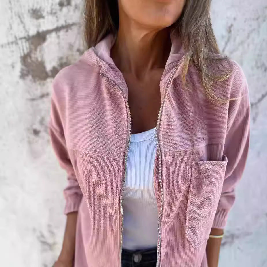 Damjacka med luva – Avslappnad passform – Mjuk manchesterribb – Dragkedja och fickor