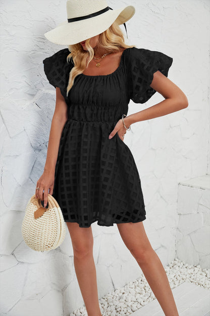 Damklänning Mini – Puffärmar – Fyrkantig Halsringning – Markerad Midja – Luftigt Tyg