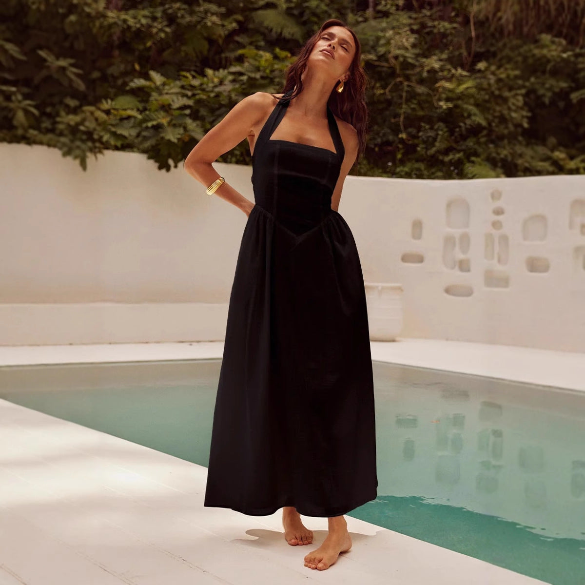 Damklänning – Halterneck – Figurnära Liv – Vid Maxikjol – Lätt och Elegant