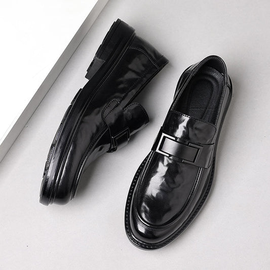 Herrloafers – Glansig Finish – Pointig Tå – Slip-In – Elegant Spänndetalj
