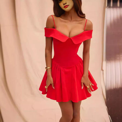 Damklänning – Figursydd & Utsvängd – V-ringning – Spagettiband – Plisserad kjol – Av axel-design