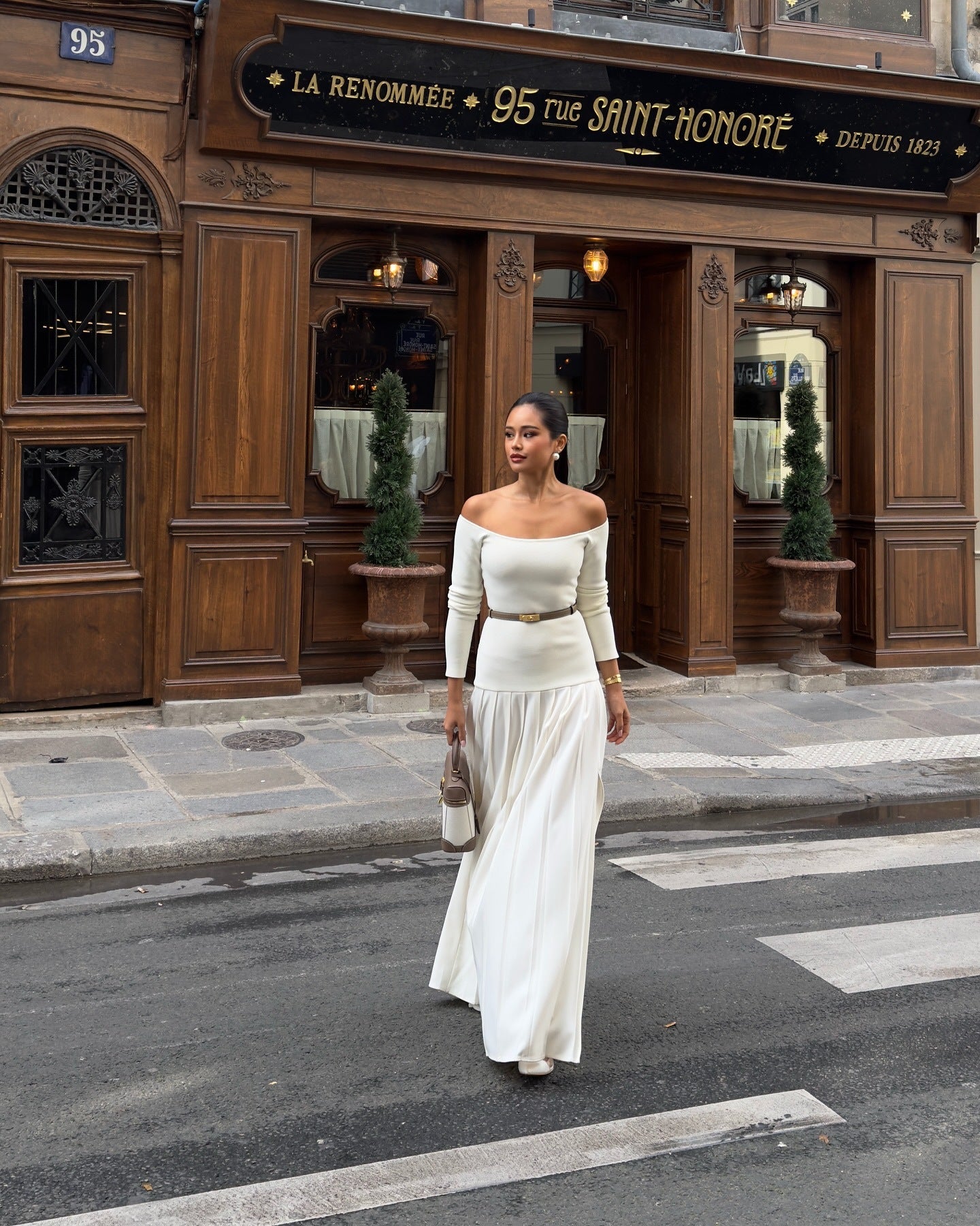 Damklänning off shoulder – figurnära överdel – lång ärm – plisserad maxikjol