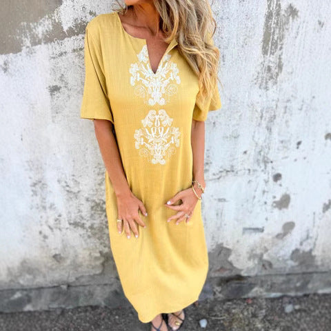 Damklänning midi – Avslappnad passform – Broderad fram – Naturliga fibrer – Kort ärm