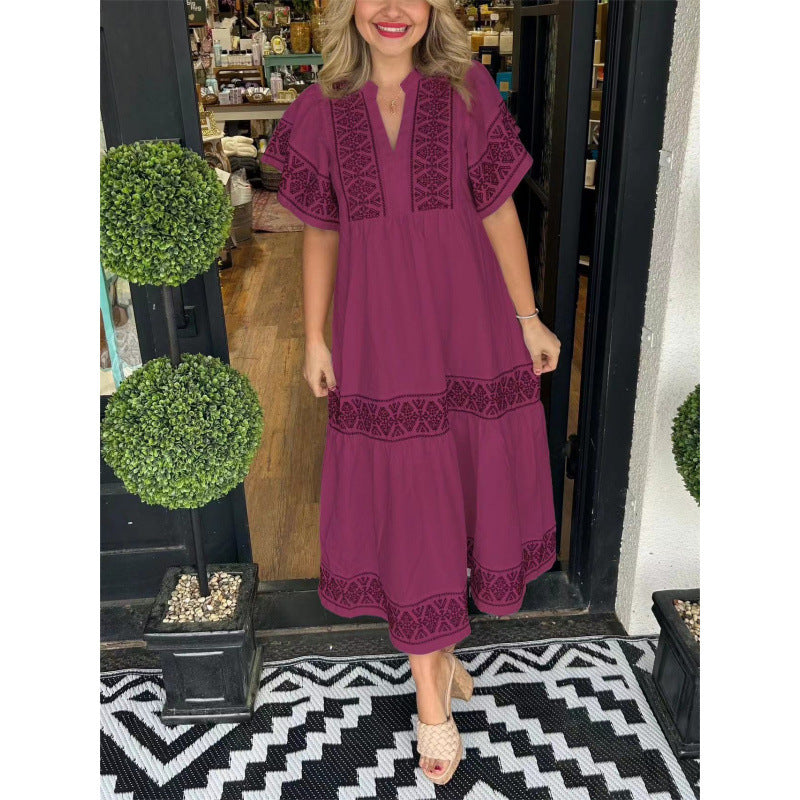 Damklänning midi – Lös passform – V-ringning – Tryckt mönster – Plisserad fåll