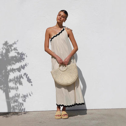 Damklänning – One shoulder – Lång modell – Avslappnad passform – Skulpterad fåll – Luftigt tyg