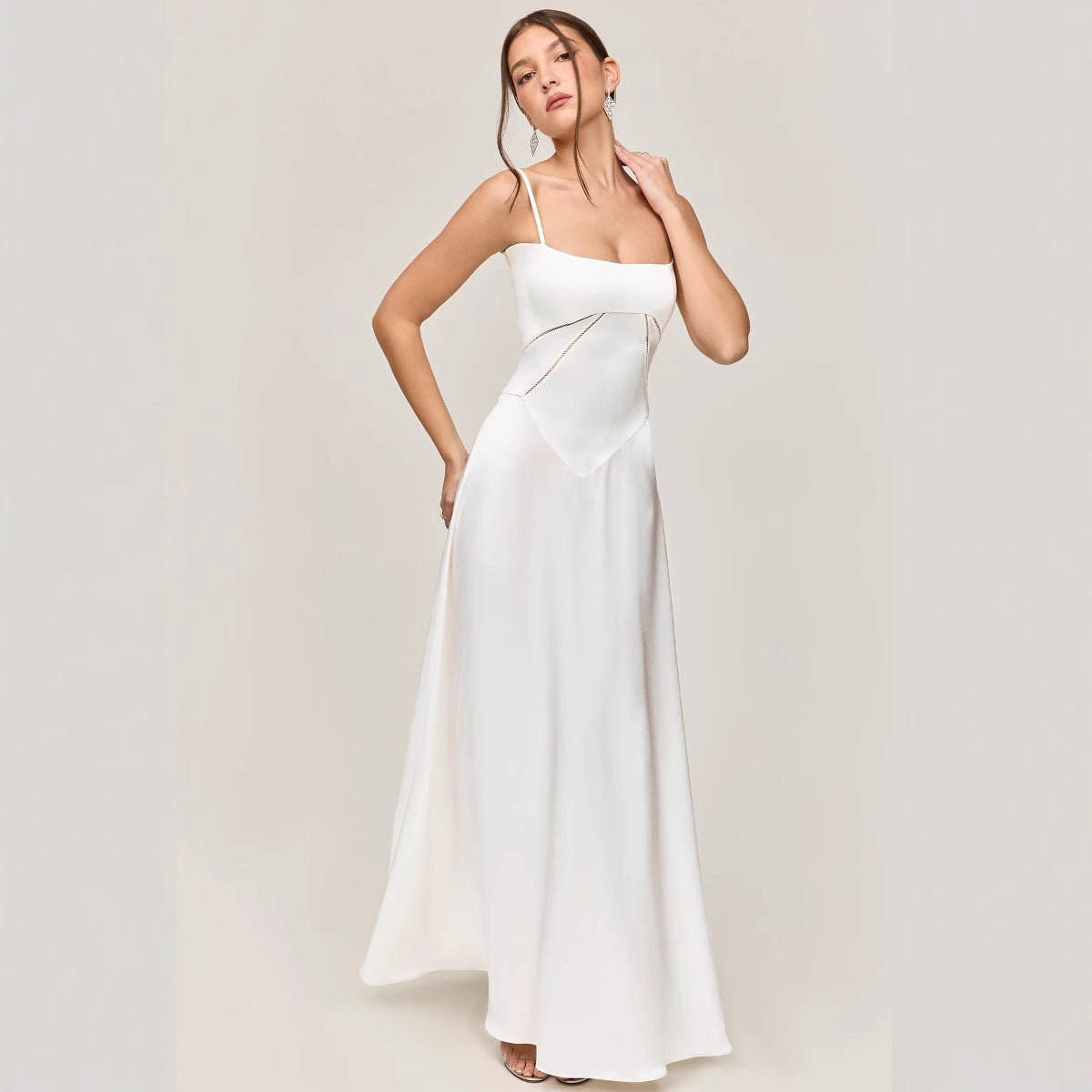 Damklänning – Slim Fit – A-linjeformad – Spagettiband – Spetsdetaljer – Midi