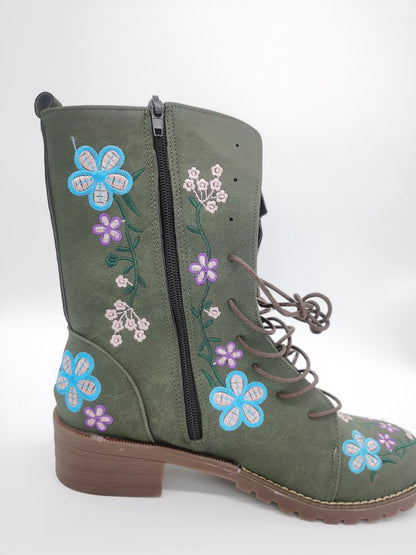 Damstövlar i mellanhöjd – Blommig brodyr – Blockklack – Snörning med dragkedja