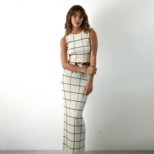 Damset tvådelat stickat set – Ärmlös crop top – Ribbad hellång kjol – Knytning